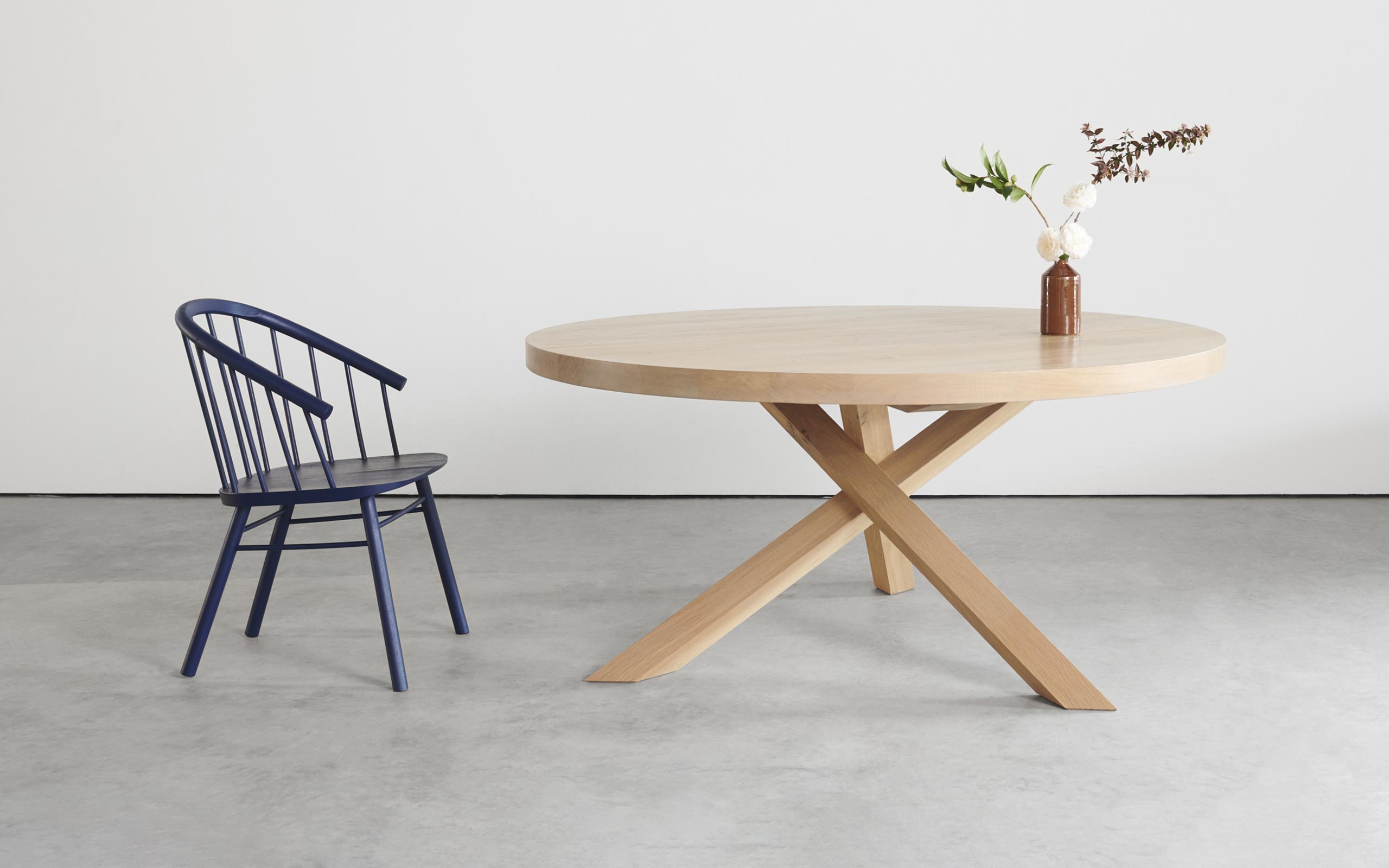 ARTICULATED dining table